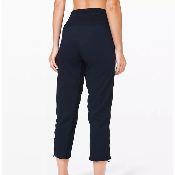 Lulu lemon mid rise capris navy blue - Picture 2 of 4